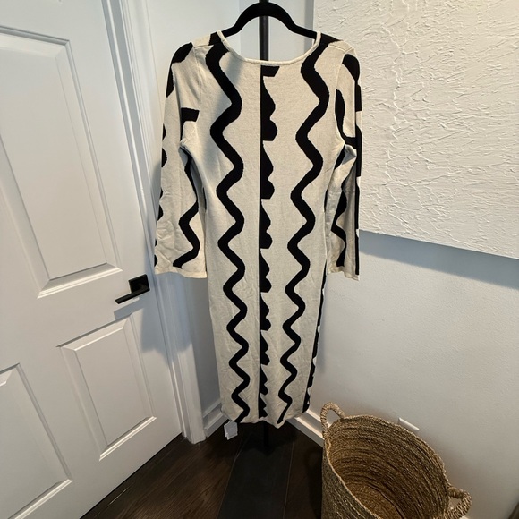 Commense Elegant Black and Cream Knit Dress - Picture 2 of 3